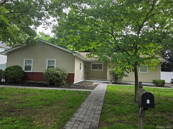 7 Roosevelt Avenue, Greenlawn, NY 11740