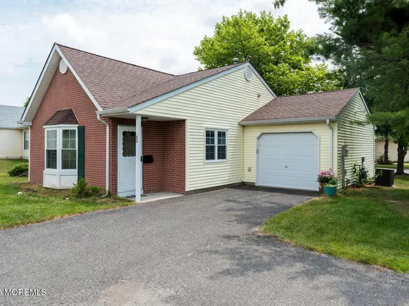 22 Farnworth Close #1000, Freehold, NJ 07728