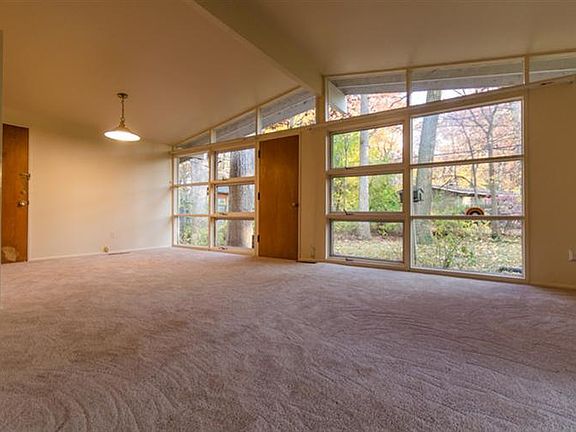 4th image of 2339 S Circle Dr