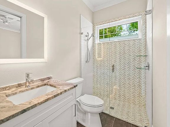 Queen room bath ensuite