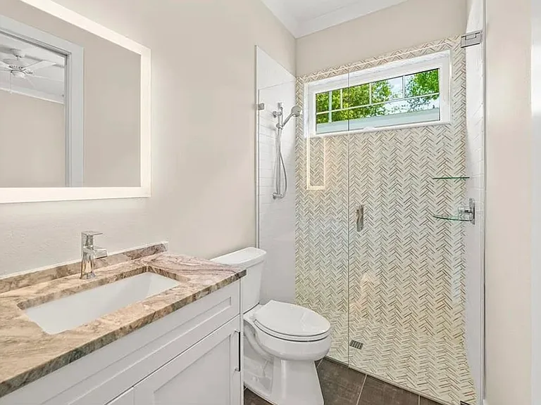 Queen room bath ensuite