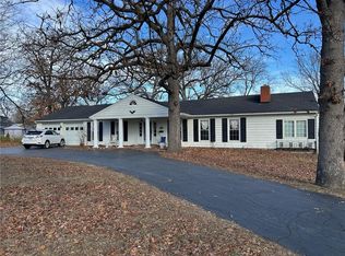 912 Briarwood Ln, Nevada, MO 64772