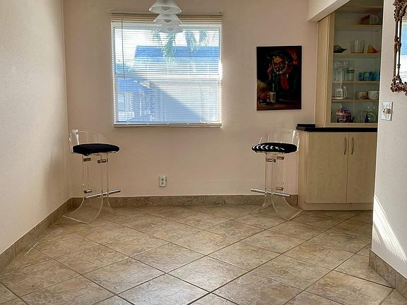 4th image of 568 Brittany Ave #L