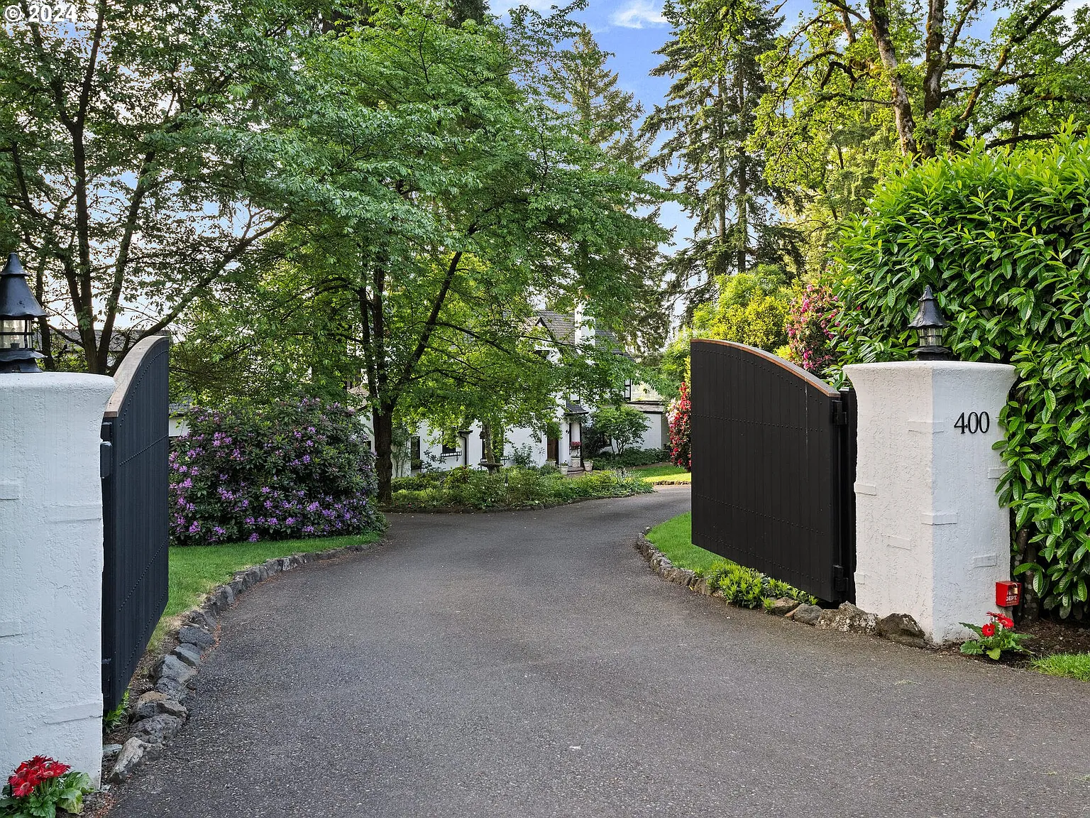 400 SW Edgecliff Rd photo 1