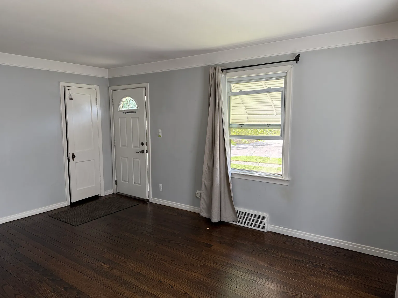 3 bed, 1.5 bath, 1350 sqft, $2,200 — Photo 3