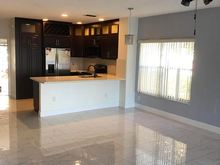 401 SW 120th Ave — Photo 18