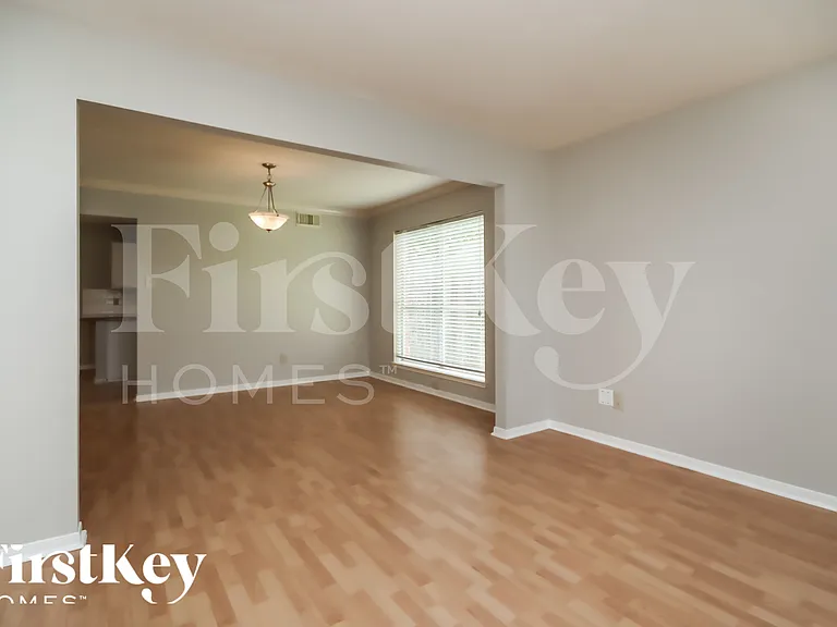 1039 Wentworth Dr — Photo 5
