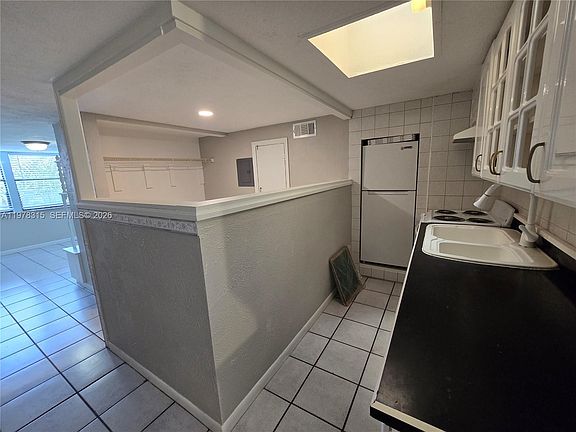 5th image of 3162 SE Hawthorne St