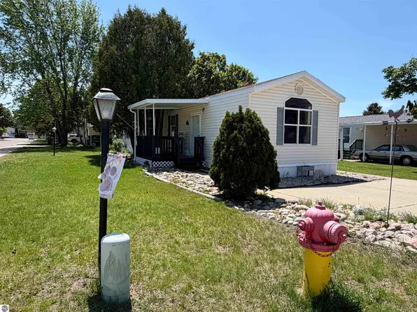 403 Farm Ln, Cadillac, MI 49601