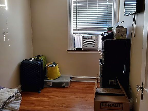 3rd image of 2848 Devereaux Ave