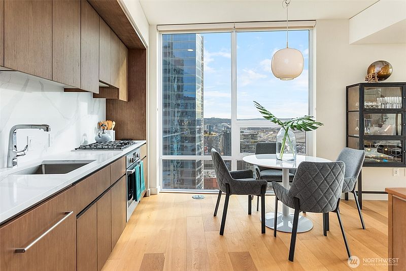 4th image of 121 Stewart Street #2505