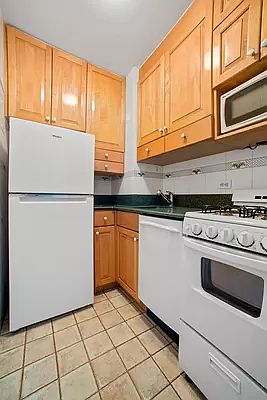 5th image of 420 E 55th St APT 6U