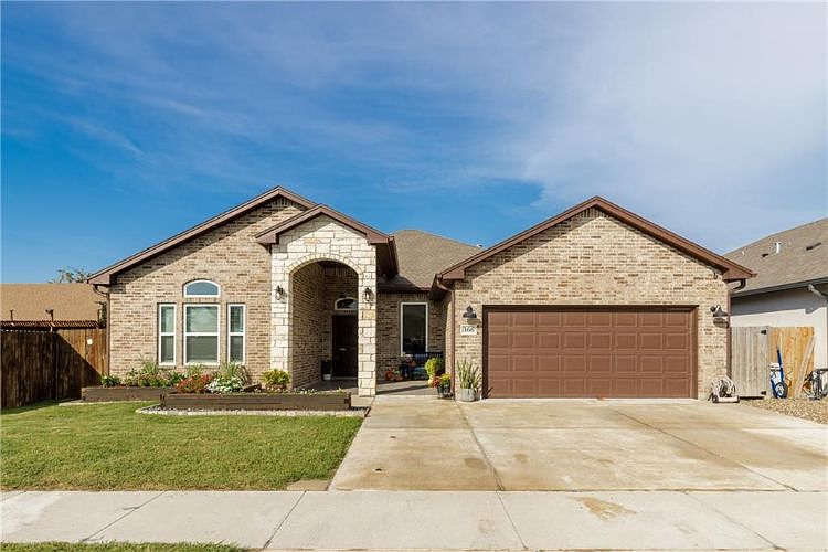 1st image of 366 Oakdale Dr
