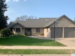 2697 Knob Hill Dr, Dubuque, IA 52003