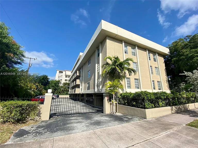 110 Salamanca Ave #PENTHOUSE — Photo 4