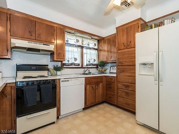 5th image of 49 Mason Ave
