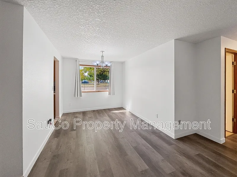 3 bed, 2.0 bath, 1054 sqft, $2,200 — Photo 4