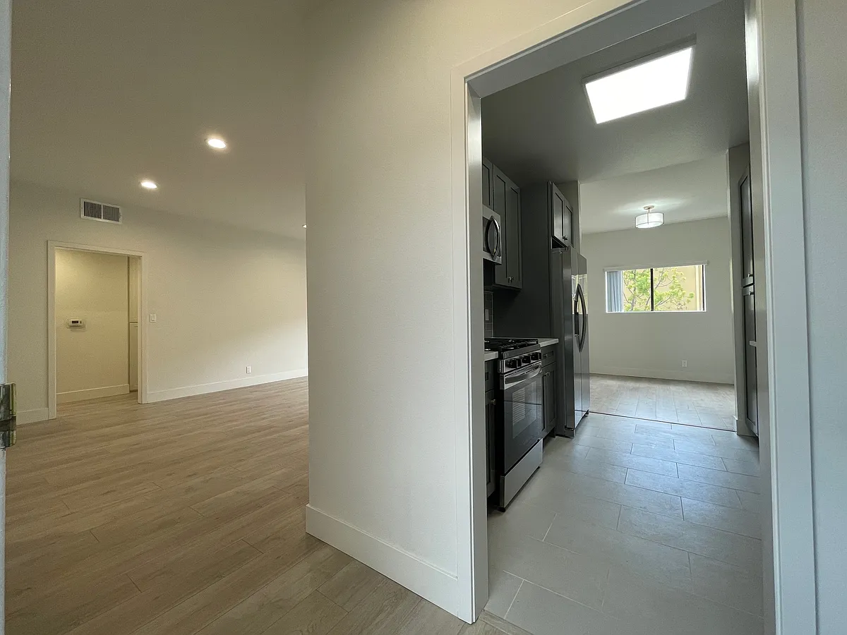 Building Photo - 12840 Moorpark