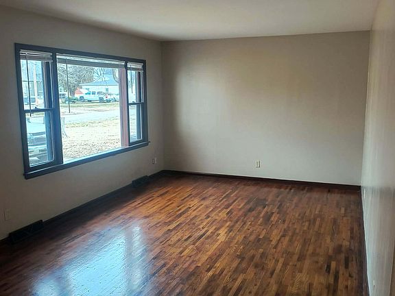 4th image of 215 W Hill St