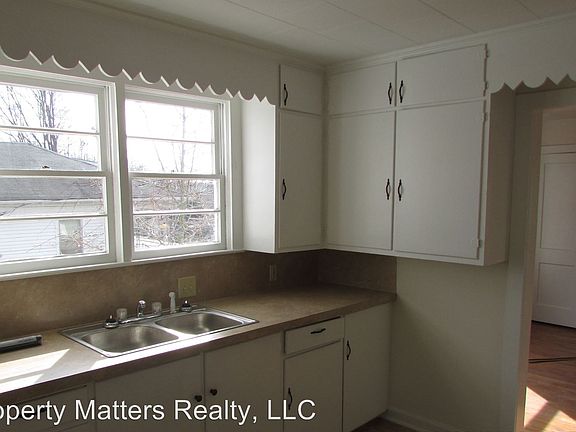 5th image of 304 Main St
