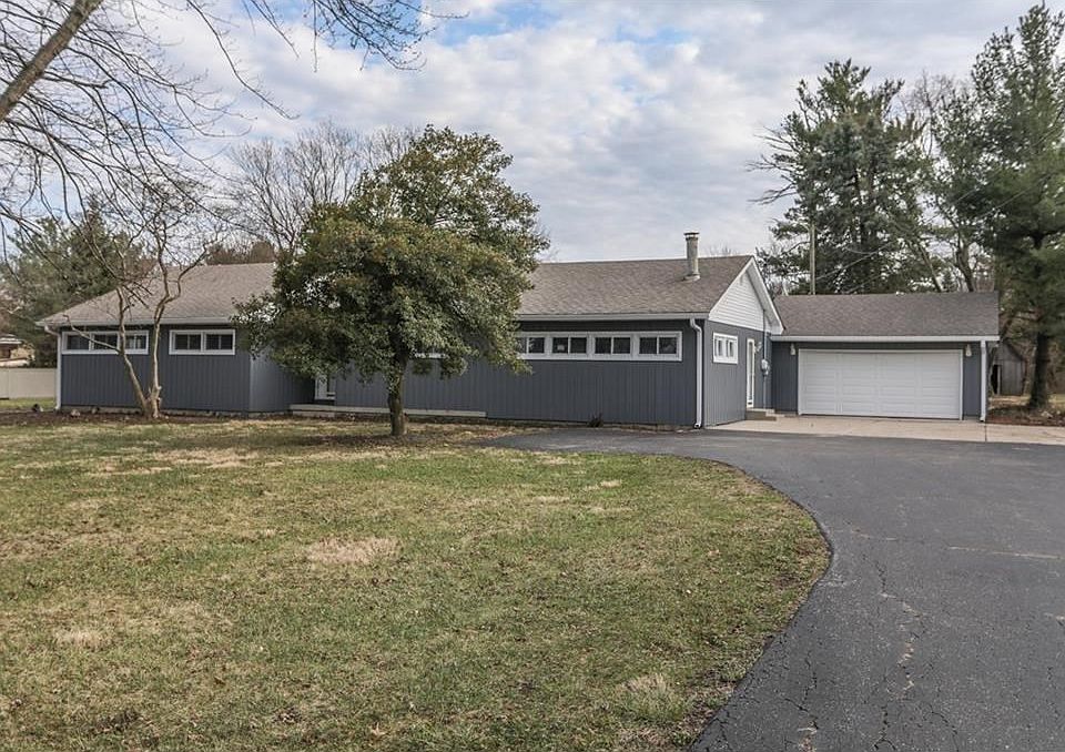 Great curb appeal.  Freshly painted exterior!