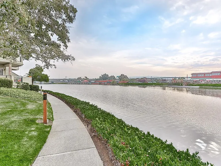 1135 Shoreline Dr — Photo 30