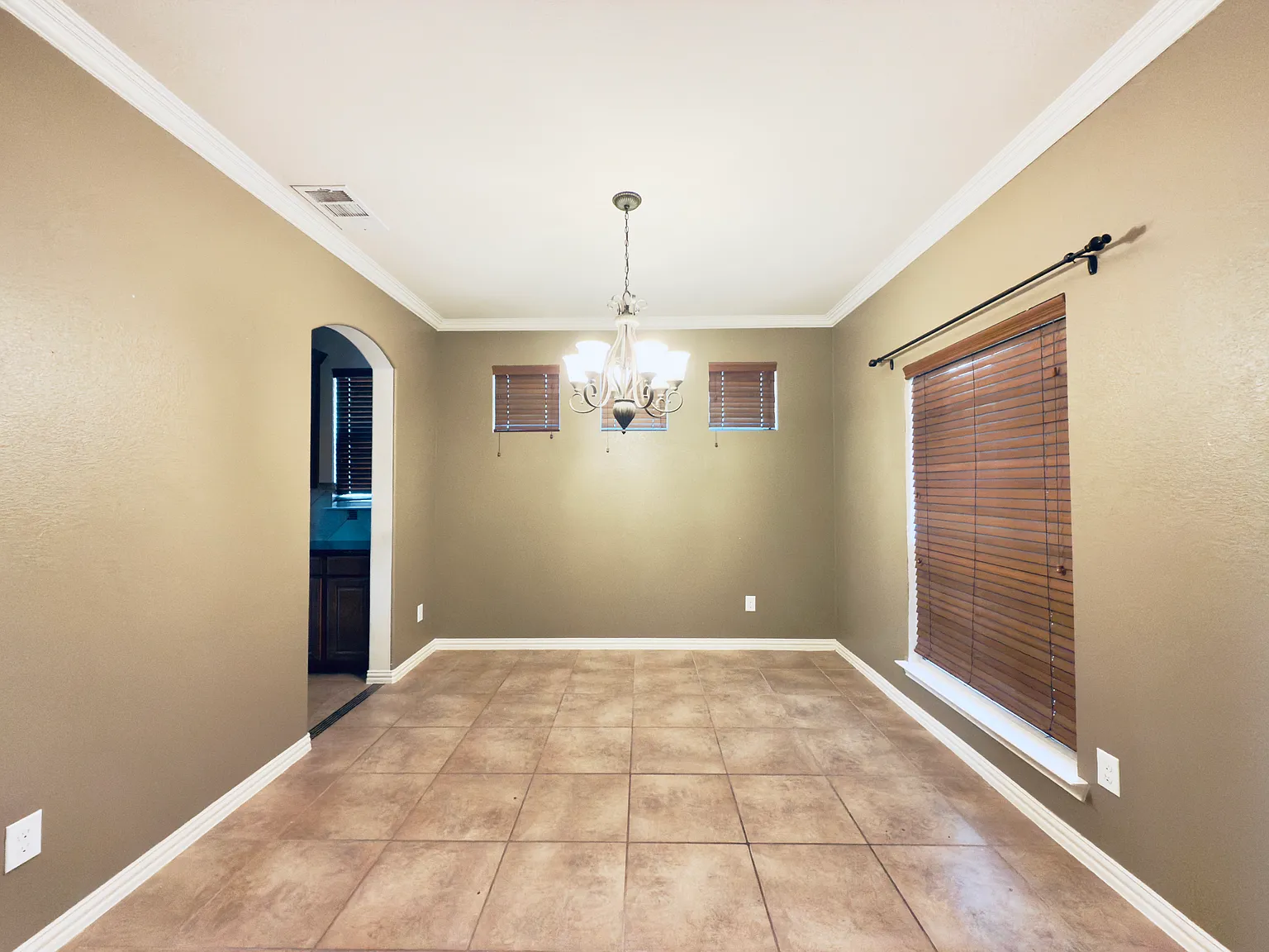 4 bed, 3.5 bath, 3344 sqft, $2,900 — Photo 2