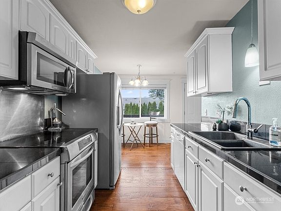 5th image of 2102 NW Kelly Drive #2