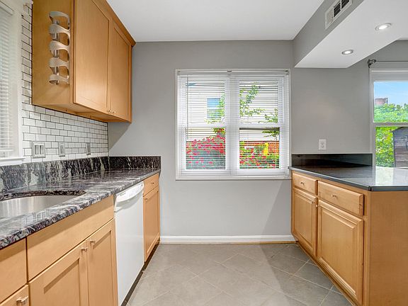 4th image of 2340 Fairview Ter