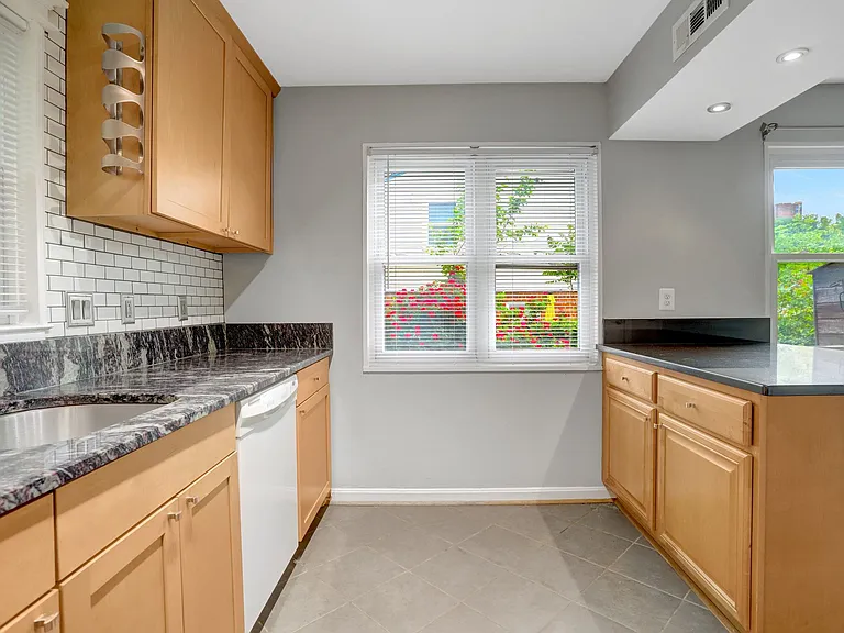 2340 Fairview Ter — Photo 4