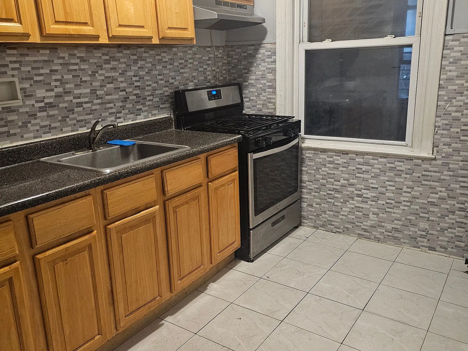 East Elmhurst Newly Renovated 1BD 1BR Near 7 Train — Photo 3
