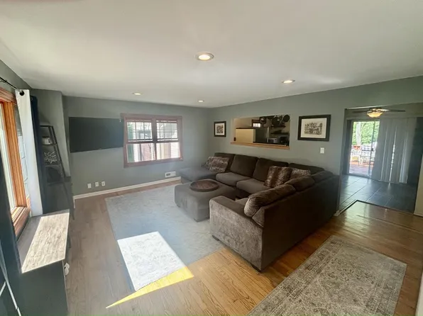 25 North Lapham Peak ROAD, Delafield, WI 53018