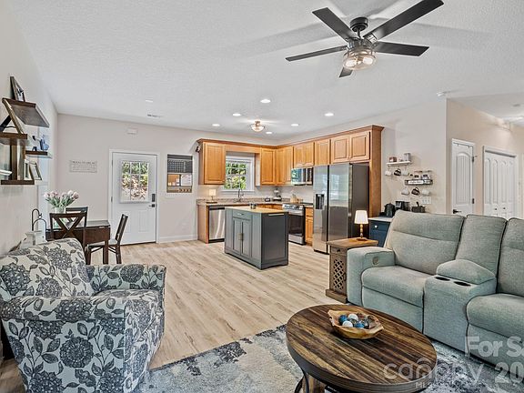 5th image of 62 Robin Ln