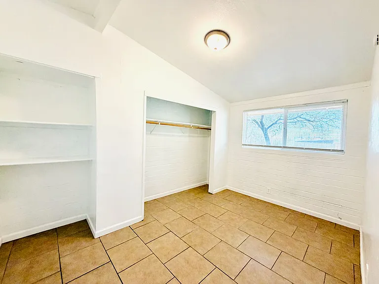 1 and 2 Bedrooms Available! Off Street Parking, Hard Flooring, Vaulted Ceilings, Central Air Cond... — Photo 19