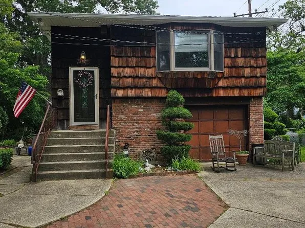 1 Parkhill Avenue, Massapequa, NY 11758