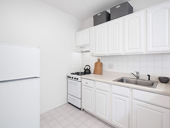 3rd image of 522 E 11th St #16