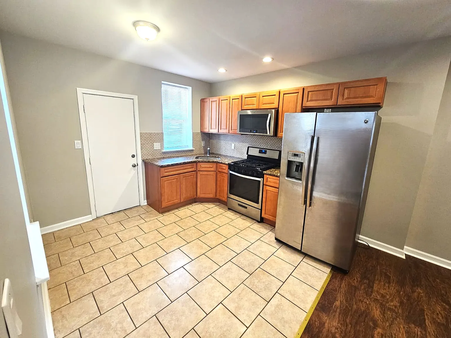 3 bed, 1028 sqft, $1,695 — Photo 2