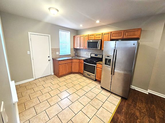 2nd image of 5812 Montrose St