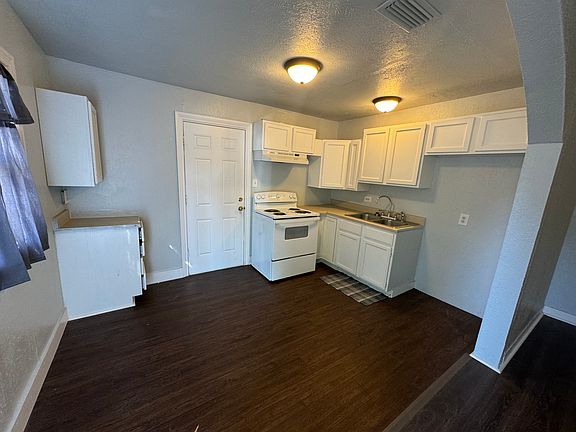 3rd image of 309 Live Oak St