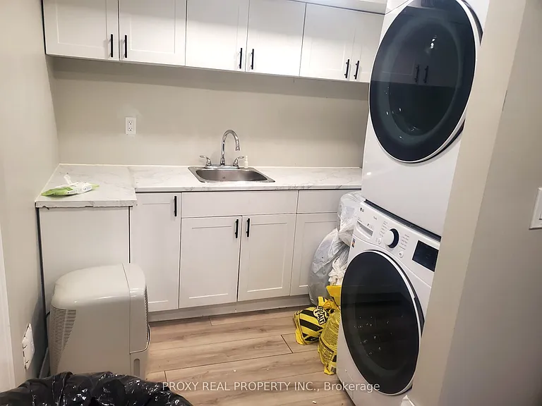 785 Greenfield Cres — Photo 14