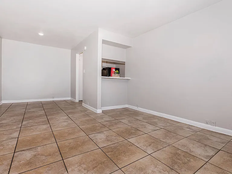Ashley Square Apartments — Photo 25