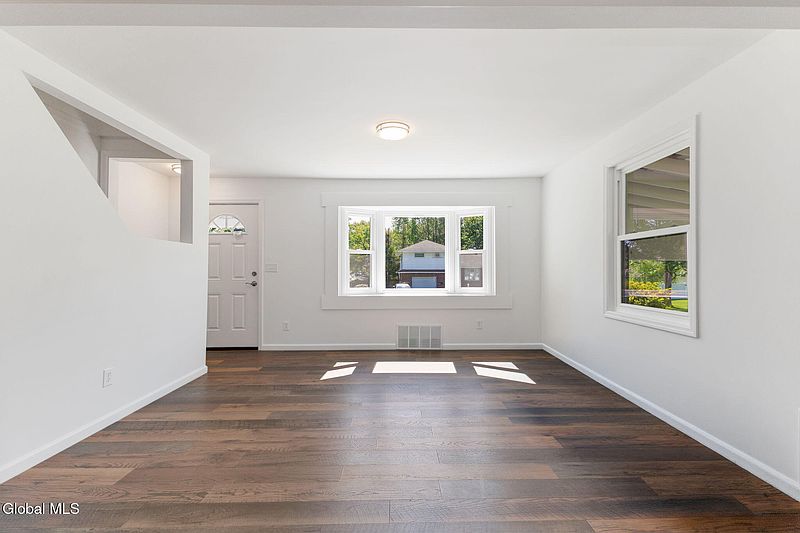5th image of 1204 Hemlock Street
