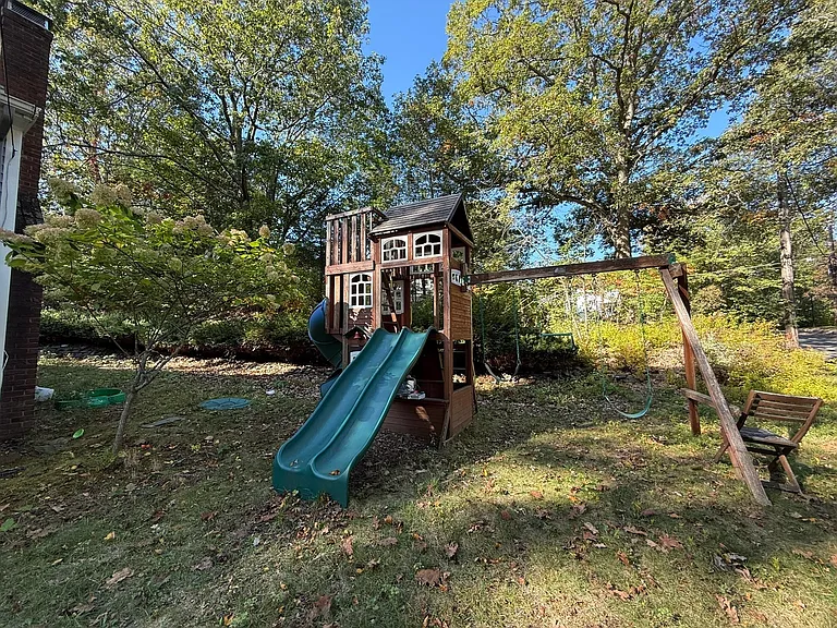 25 Berkshire Dr — Photo 36