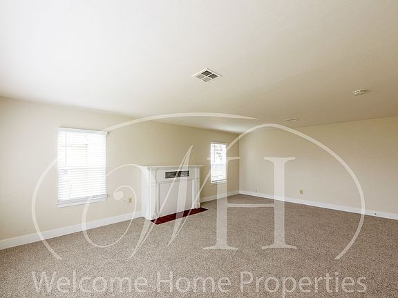 3rd image of 24 NE Ash Ave