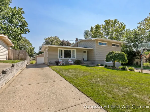2473 Northville Dr NE, Grand Rapids, MI 49525