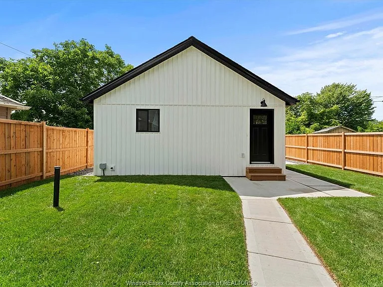 557 Elinor St — Photo 2