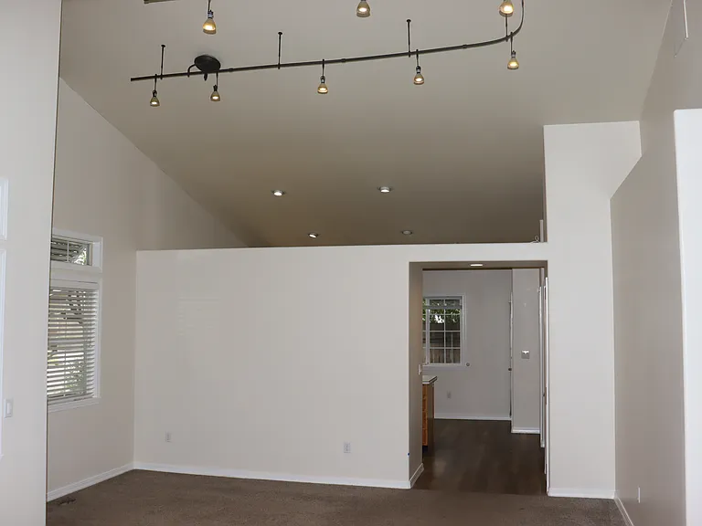 1328 E Hunter Dr — Photo 8