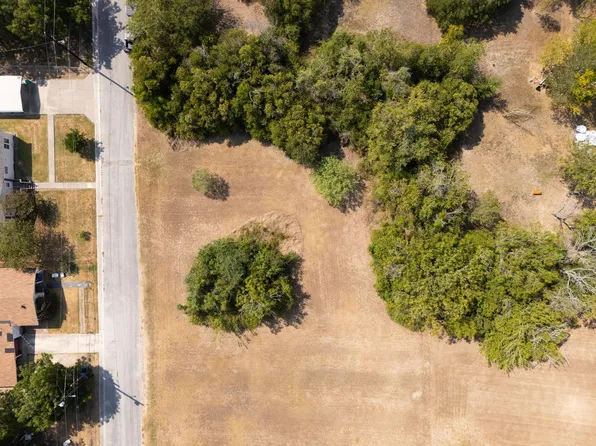 1311 Hondo St, Lockhart, TX 78644