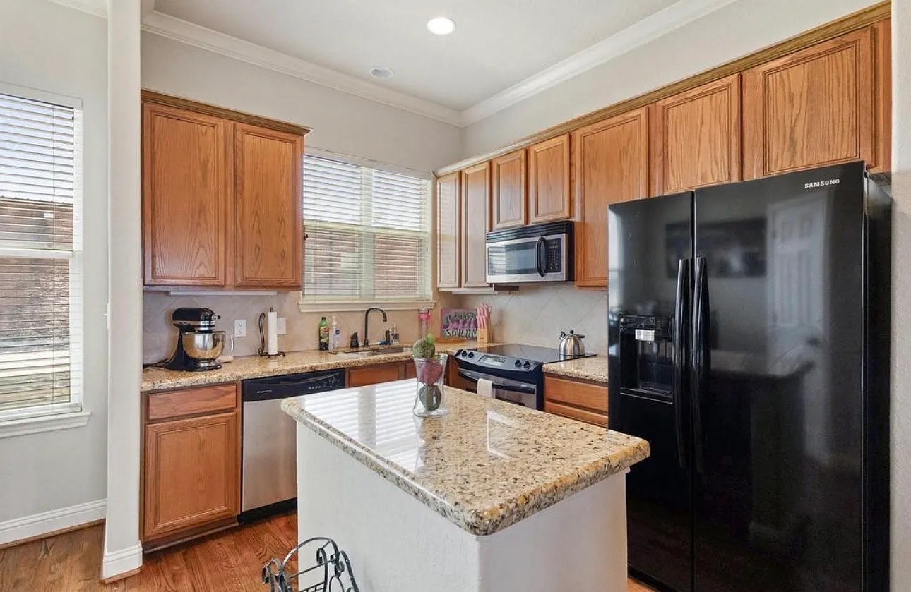 Town Home — Photo 1