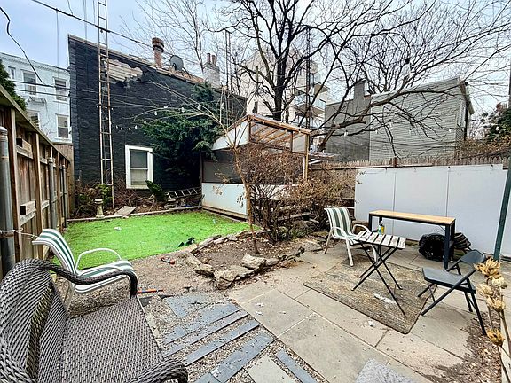 5th image of 204 Kent St APT 1L